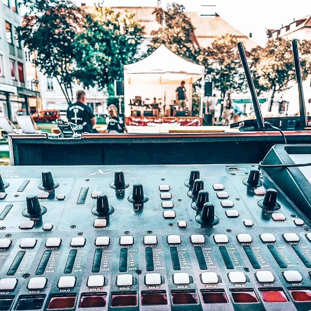 Leute - diesen Freitag gibt es keine Vierteltöne 🥲 - es ist nämlich Altstadtzauber in Klagenfurt.
Also rein in die City und lasst euch verzaubern. 🧙♂️
Nächste Woche sehen wir uns dann wieder im @kardinalviertel
#klagenfurtcity #klagenfurt #carinthia #kardinalviertel #supportyourlocals #wirliebenjugendarbeit